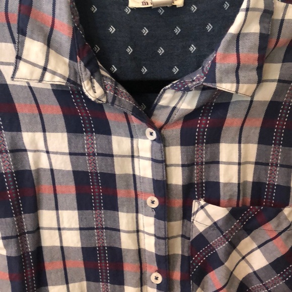 Long and open back button up with stitch detail - Picture 2 of 7